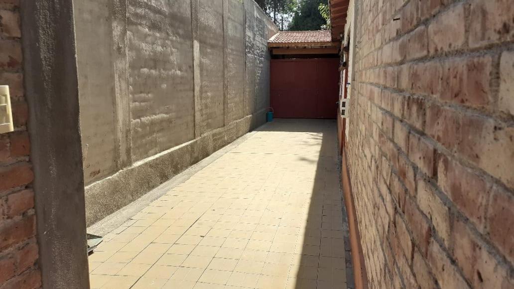 Casa Confortable - Parque Central - Estacionamiento, Patio, 3 Banos, 5 Habitaciones - La Cieneguita Exteriör bild